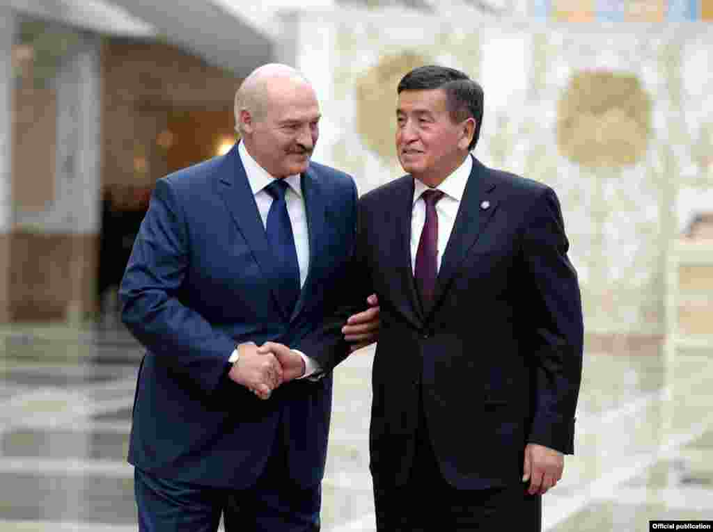 Лукашенко приветствовал Жээнбекова, который впервые участвует в сессии Совета коллективной безопасности ОДКБ. 