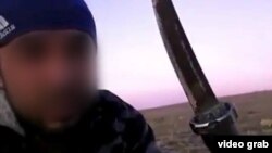 Өзін "Хайрулло Нарметовпін" деп таныстырған адам түсірген видеодан скриншот.