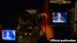 Президент Алмазбек Атамбаевдин билдирүүлөрүн ТВга тартуу учуру. 
