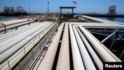 خط لوله سعودی که دو ایستگاه آن توسط پهپادهای حوثی‌ها هدف قرار گرفت ظرفیت انتقال ۵ میلیون بشکه نفت خام در روز را دارد.