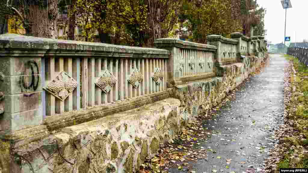 Старовинний кам&#39;яний паркан на вулиці Новосадовій