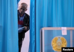 Президент сайлауына келген дауыс беруші. Алматы, 9 маусым 2019 жыл.