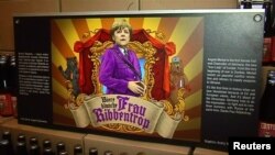 Реклама пива під назвою «Frau Ribbentrop» у львівському Театрі пива. На етикетці зображена канцлер Німеччини Анґела Меркель. 30 квітня 2015 року