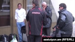 Армянские трудовые мигранты, отправляющиеся на заработки за границу (архив)