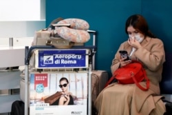 Пассажирка ждет рейса в римском аэропорту Фьюмичино. Март 2020 года