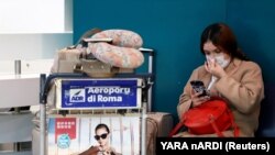 Пътничка на римското летище "Фиомичино". Италия първа в ЕС обяви извънредно положение заради вируса