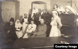 Personal medical german și un prizonier român (Foto: Expoziția Marele Război, 1914-1918, Muzeul Național de Istorie a României)