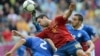 Испандық жартылай қорғаушы Сеск Фабрегас допқа талас кезінде. Испания мен Италия ұлттық командаларының кездесуі. Польша, Гданьск, 10 маусым 2012 жыл. 