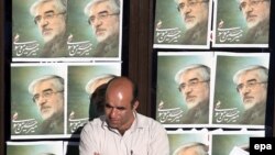 انتخابات رياست جمهورى ايران در روزهاى اخير و پس از انتشار گزارش ها و نظر سنجى هاى مختلف مبنى بر پيشتازى مير حسين موسوى در صحنه رقابت ها، با التهاب و هيجان زيادى از سوى طرفداران نامزدهاى انتخابات دنبال مى شود.