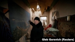 Чоловік вказує на руйнування у своєму помешканні внаслідок обстрілів, Авдіївка, 2 лютого 2017 року