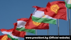 Флаги Кыргызстана и Таджикистана. Иллюстративное фото