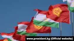 Флаги Кыргызстана и Таджикистана. Иллюстративное фото.