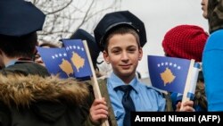 Dečak obučen u policajca, Priština (2018.)