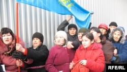 Жители проблемного общежития проводят акцию протеста. Алматы, 23 декабря 2008 года. 