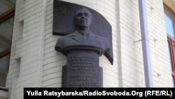 Бюст Брежнева на доме, где он жил в Днепропетровске (Днепре).