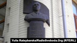 Бюст Леоніду Брежнєву на будинку, де він жив, у Дніпропетровську