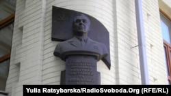 Бюст Леоніду Брежнєву на будинку, де він жив, у Дніпропетровську, 10 листопада 2011 року