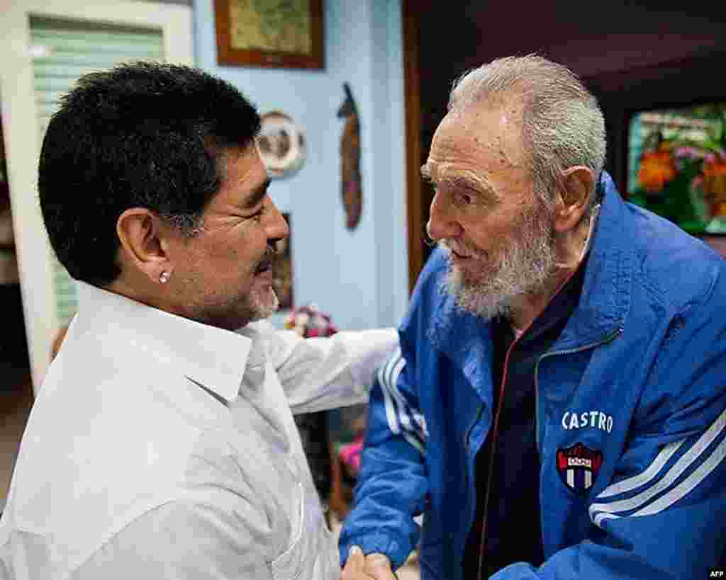 Марадона Кубанын лидери, маркум Фидель Кастро менен учурашып жаткан учур.&nbsp;