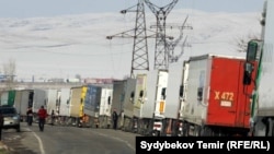 Очереди из грузовых автомобилей на кыргызско-казахстанской границе. Иллюстративное фото. 