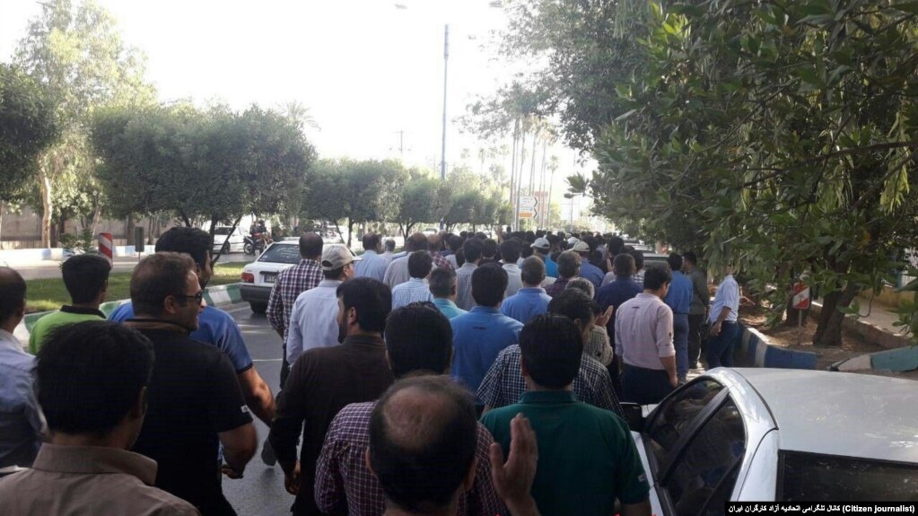 کارگران شعار می‌دادند: «دزدان آزادند، کارگران زندانند»