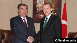 Эмомали Рахмон (слева) и Реджеп Тайип Эрдоган. Турция, 18 декабря 2012 года.