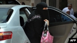 Сауд арабиялық әйел көліктен түсіп жатыр. Рияд, 26 мамыр 2011 жыл