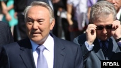 Президент Казахстана Нурсултан Назарбаев и руководитель его администрации Аслан Мусин (справа).