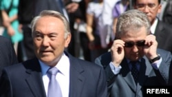 Президент Казахстана Нурсултан Назарбаев (слева) и Аслан Мусин, занимавший в то время пост руководителя президентской администрации. Астана, 1 июня 2010 года.