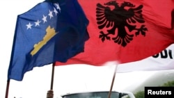 Ono što zabrinjava, kaže Ben Andoni je 'novi duh koji se rađa i koji udaljava još više Kosovo od Albanije' (na fotografiji zastave Kosova i Albanije)