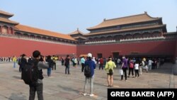 Posetioci na fizičkoj distanci u Zabranjenom gradu u Pekingu 1. maja 2020. 