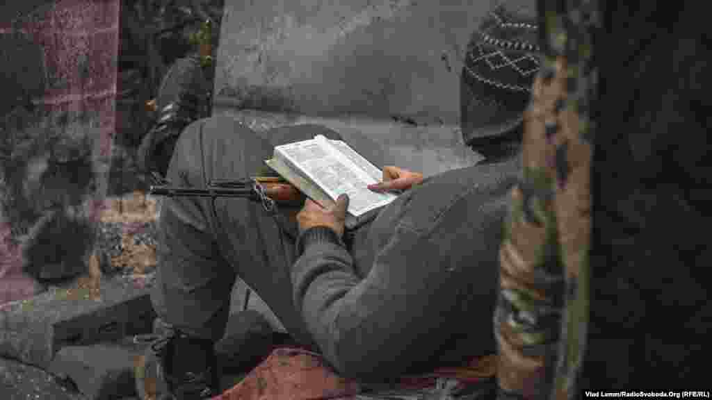 Боец полка &quot;Днепр-1&quot; читает библию на своем блокпосту