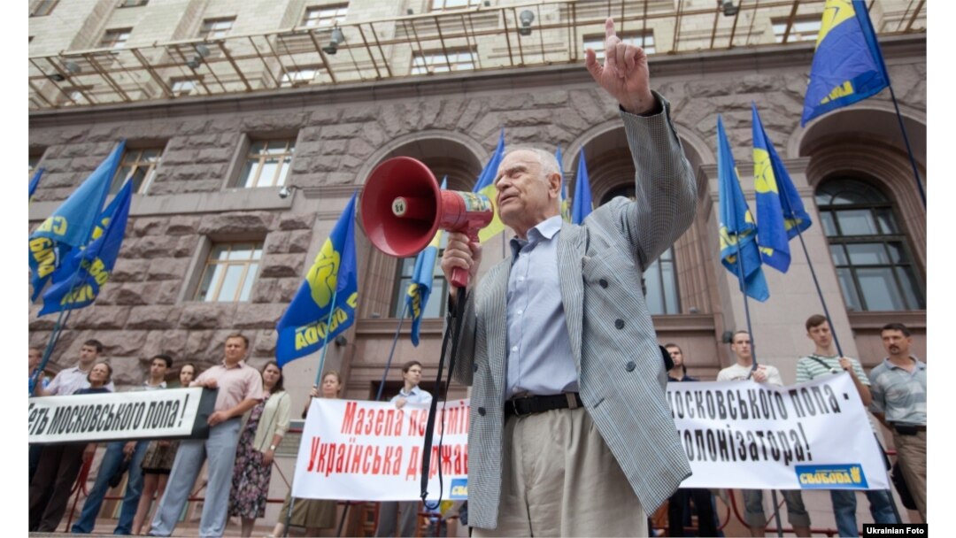 Дмитро Павличко на акції біля будівлі Київської міської держадміністрації, 2010 рік