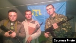 Алексей Гиренко (в центре) с сослуживцами на фоне флага крымско-татарского народа перед отправкой в зону АТО