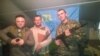 Aleksey Girenko (merkezde) askerlernen beraber qırımtatar halqı bayrağı ile resimge tüştiler, episi ATA keçken yerlerge yollanılacaqlar 