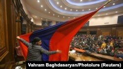 Протестующие в парламенте Армении
