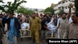 په کوټه کې عیسوي مذهبه کسان له جسدونو سره لاریون او ماتم کوي - د ارشیف انځور