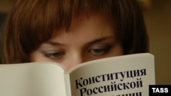 Конституция РФ, ст.31: "Граждане Российской Федерации имеют право собираться мирно без оружия, проводить собрания, митинги и демонстрации, шествия и пикетирование"