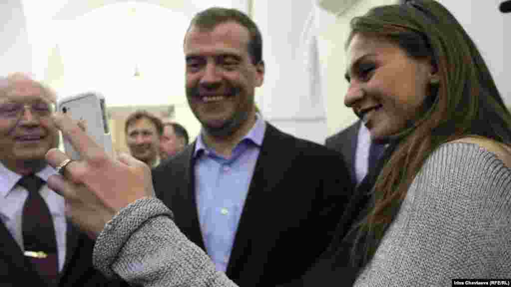 Студентка попросила Дмитрия Медведева передать привет ее маме