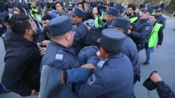 Polislər etirazçını aparırlar, 16 fevral 2020
