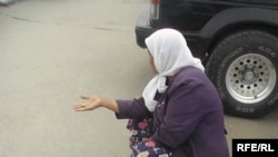 Пожилая женщина просит милостыню на улицах Актобе. 23 сентября 2009 года.