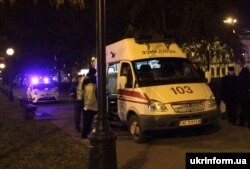 Поліцейські і «швидка» працюють разом на місці дорожньо-транспортної пригоди