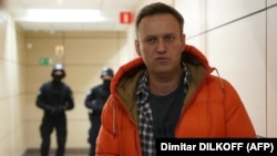 Навальный и полицейские в офисе ФБК. 2019 год
