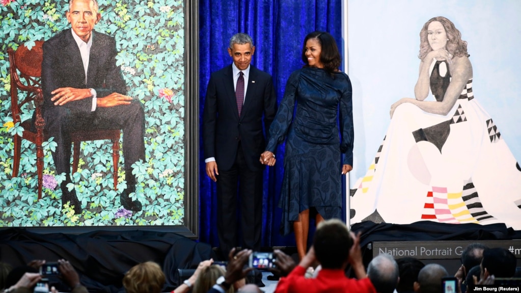 Бывший президент США Барак Обама и бывшая первая леди Мишель Обама во время церемонии открытия в Национальной портретной галерее в Вашингтоне, 12 февраля 2018 года