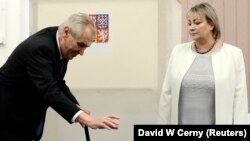 Милош Земан во время голосования.