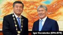 Gyrgyz prezidenti Sooronbaý Jeenbekow we ýurduň öňki lideri Almazbek Atambaýew. 24-nji noýabr, 2017 nji ýyl