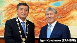 Kyrgyz President Sooronbai Jeenbekov (left) at his inauguration with Atambaev in 2017.