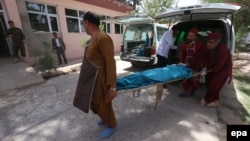 Աֆղանստան - Սպանված կանանցից մեկին տեղափոխում են Հերաթի հիվանդանոց, 24-ը հուլիսի, 2014թ․
