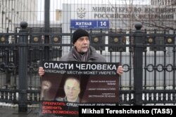 Лев Пономарев в одиночном пикете в поддержку Александра Шестуна