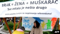 Potpisivanje građana za referendum, travanj 2013.