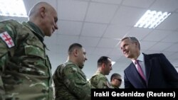 Йенс Столтенберг во время посещения учений НАТО-Грузия, 25 мая 2019 г.